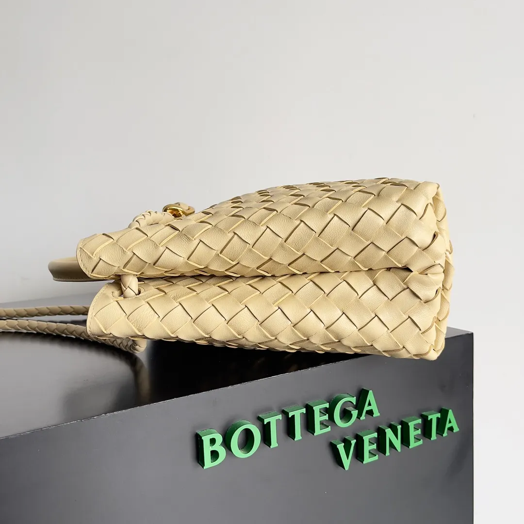 The 2023 new Andiamo batch of 2260 BV has been shipped‼ ️Really popular🔥The new Andiamo woven handbag launched by Bottega Veneta this season is really popular all over the world! ! Celebrities at home and abroad have worn it, and Oscar-winning actress Michelle Yeoh has taken it out on the street. Song Jia, Trai Yara, Yu Feihong, Sanji Ayaka, Rosie Hunting-Whiteley, Yoshioka Riho, etc. have all picked up this bag. It is classic and versatile, showing off its temperament, and the bag capacity is also large, which is very convenient for daily commuting! ! A variety of carrying methods, the shoulder straps can be adjusted by yourself, the original lambskin feels soft and delicate, and the unisex style breaks the gender boundaries and brings a more practical and long-lasting use experience. Andiamo, which has both elegant and casual styles, perfectly interprets the true appearance of "fashionable old money style". Style number: 743572 Size: 32*24*12